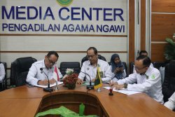 Pengadilan Agama Ngawi Terima Hibah Sarana Perkantoran dari LKBH UIN Ponorogo