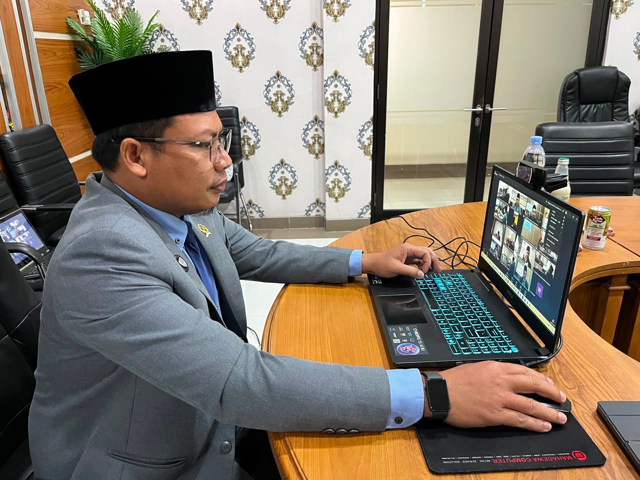 Hakim Pengadilan Agama (PA) Ngawi, Sapuan, S.H.I., M.H., mengikuti ujian wawancara fit and proper test secara virtual sebagai salah satu tahapan seleksi calon Wakil Ketua Pengadilan Agama Kelas IB Tahun 2026. Kegiatan tersebut diselenggarakan oleh Direktorat Jenderal Badan Peradilan Agama (Ditjen Badilag) Mahkamah Agung Republik Indonesia. Ujian dilaksanakan selama dua hari, Senin–Selasa, 10–11 Agustus 2026, dengan memanfaatkan aplikasi Zoom. Sapuan mengikuti seluruh rangkaian kegiatan dari Ruang Media Center Pengadilan Agama Ngawi. Pelaksanaan secara virtual memungkinkan peserta mengikuti proses seleksi secara efektif tanpa mengurangi substansi dan standar penilaian yang telah ditetapkan. Ujian wawancara ini menjadi salah satu bagian penting dalam proses fit and proper test bagi calon Wakil Ketua Pengadilan Agama Kelas IB. Dalam pelaksanaannya, peserta diuji mengenai berbagai aspek yang berkaitan dengan kompetensi teknis, wawasan kepemimpinan, serta kemampuan manajerial dalam menjalankan tugas di lingkungan peradilan agama. Materi yang diberikan mencakup pengetahuan dan pemahaman terhadap kebijakan pembinaan administrasi peradilan agama. Selain itu, peserta juga mengikuti ujian penguasaan Kitab Kuning sebagai salah satu bagian dari kompetensi yang dibutuhkan dalam lingkungan peradilan agama. Seluruh materi tersebut dirancang untuk mengukur kesiapan peserta dalam menjalankan amanah jabatan pimpinan pada satuan kerja Pengadilan Agama Kelas IB. Pada sesi berikutnya, peserta diuji mengenai visi, misi, dan kebijakan Ditjen Badilag Mahkamah Agung RI. Materi ini dimaksudkan untuk mengukur sejauh mana peserta memahami arah kebijakan dan program pembinaan peradilan agama serta mampu menerapkannya dalam pelaksanaan tugas. Peserta juga mendapatkan materi mengenai manajemen pengawasan peradilan yang berkaitan dengan upaya menjaga integritas, profesionalitas, akuntabilitas, dan kualitas pelayanan peradilan. Penguasaan terhadap hukum formil peradilan agama turut menjadi bagian dari ujian, meliputi hukum acara perdata, gugatan sederhana, dan jinayat. Dengan cakupan materi tersebut, wawancara tidak hanya menilai kemampuan peserta dari sisi pengetahuan hukum, tetapi juga pemahaman terhadap tata kelola dan pembinaan lembaga peradilan. Selain hukum formil, materi ujian juga mencakup hukum materiil peradilan agama. Bidang yang diujikan meliputi perkawinan, kewarisan, wakaf, hibah, zakat, sodaqoh, serta ekonomi syariah. Penguasaan terhadap berbagai bidang hukum tersebut menjadi penting karena perkara yang ditangani Pengadilan Agama memiliki karakteristik dan cakupan yang beragam. Peserta dituntut mampu memahami ketentuan hukum materiil sekaligus menerapkannya dalam penyelesaian perkara secara tepat dan berkeadilan. Kemampuan tersebut diharapkan dapat menunjang terwujudnya putusan yang berkualitas serta pelayanan peradilan yang profesional dan berorientasi pada pencari keadilan. Materi lainnya yang turut diujikan adalah manajemen pembinaan dan pengembangan sumber daya manusia (SDM) peradilan agama. Selain itu, peserta juga diuji mengenai manajemen umum dan keuangan peradilan agama sebagai bagian dari kompetensi manajerial yang diperlukan dalam mendukung pelaksanaan tugas pimpinan satuan kerja. Aspek manajemen SDM berkaitan dengan kemampuan membina aparatur agar bekerja secara profesional, berintegritas, dan bertanggung jawab. Sementara itu, pemahaman mengenai manajemen umum dan keuangan diperlukan untuk memastikan pengelolaan organisasi berjalan secara tertib, transparan, efektif, dan akuntabel. Rangkaian materi tersebut menunjukkan bahwa seorang calon pimpinan peradilan tidak hanya dituntut menguasai aspek yuridis, tetapi juga harus memiliki kemampuan mengelola organisasi secara menyeluruh. Keikutsertaan Sapuan, S.H.I., M.H., dalam ujian wawancara fit and proper test ini merupakan bagian dari proses pengembangan karier dan kompetensi aparatur peradilan agama. Pelaksanaan ujian selama dua hari, 10–11 Agustus 2026, diharapkan dapat memberikan gambaran yang komprehensif mengenai kapasitas dan kesiapan setiap peserta untuk mengemban tugas sebagai calon Wakil Ketua Pengadilan Agama Kelas IB. Dari Ruang Media Center Pengadilan Agama Ngawi, Sapuan mengikuti proses ujian secara virtual melalui Zoom dengan mempersiapkan diri terhadap seluruh materi yang telah ditentukan. Kegiatan tersebut juga menjadi momentum untuk memperkuat komitmen terhadap peningkatan kualitas sumber daya manusia di lingkungan peradilan agama. Pada akhirnya, proses seleksi ini diharapkan menghasilkan calon pimpinan yang memiliki kompetensi, integritas, profesionalitas, serta kemampuan manajerial yang kuat. “Jabatan pimpinan peradilan bukan sekadar amanah kedinasan, tetapi juga tanggung jawab untuk menjaga integritas, meningkatkan kualitas pelayanan, dan menghadirkan keadilan bagi masyarakat.” Dengan mengikuti rangkaian fit and proper test secara sungguh-sungguh, peserta diharapkan mampu menunjukkan kapasitas terbaiknya serta kesiapan untuk menjalankan tugas dan tanggung jawab sebagai bagian dari pimpinan Pengadilan Agama Kelas IB. Proses seleksi yang dilakukan secara objektif dan komprehensif menjadi salah satu langkah penting dalam memastikan terpilihnya aparatur peradilan yang kompeten dan berintegritas. Hal tersebut sejalan dengan kebutuhan peradilan agama untuk terus meningkatkan kualitas pelayanan kepada masyarakat dan mewujudkan lembaga peradilan yang modern, profesional, serta berorientasi pada keadilan.